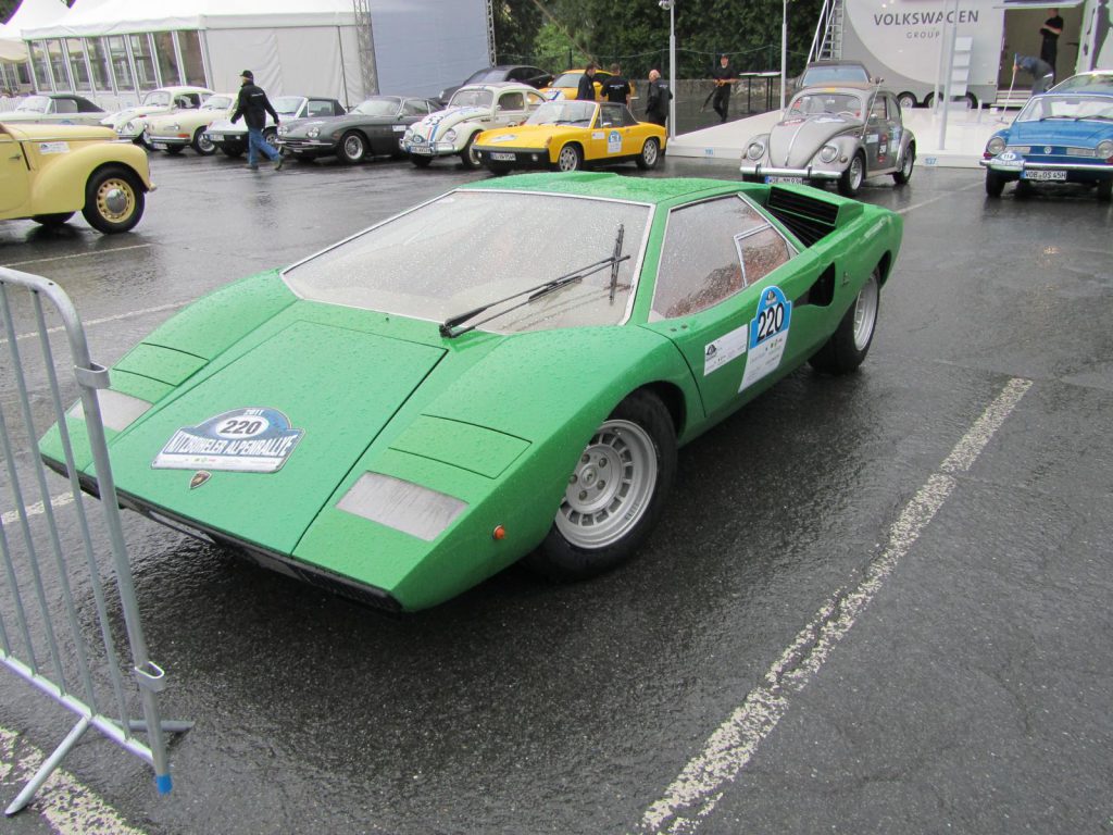 Oldtimer Lamborghini Countach in grün bei der Kitzbühler Alpenrally