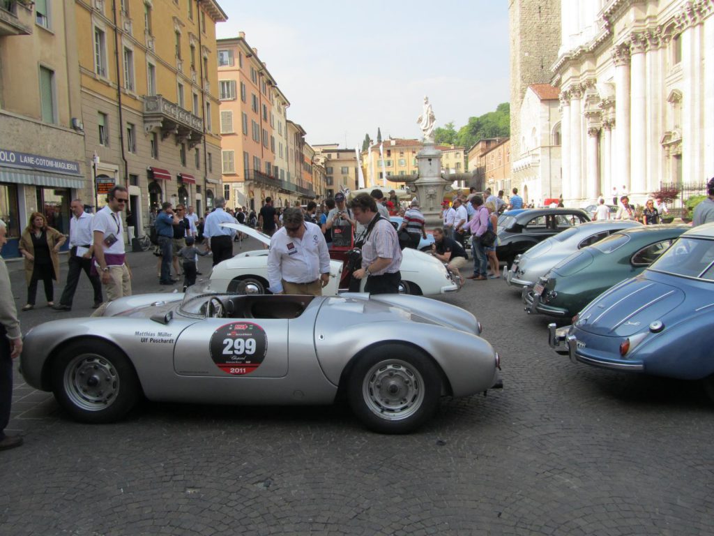 verschiedene Oldtimer bei der Mille Miglia auf der Piazza Paolo Sesto